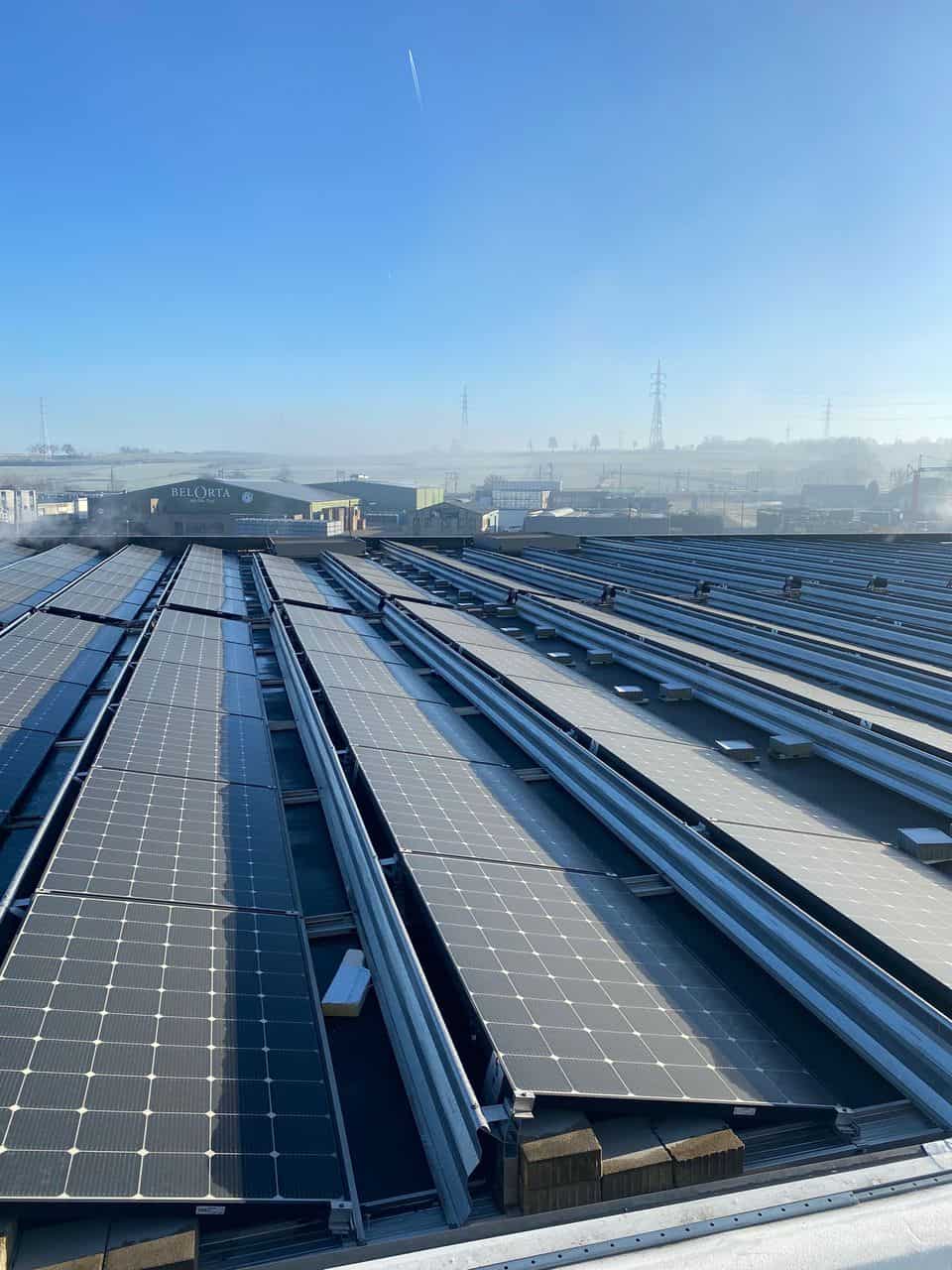 Reno⸱energy installe 9.000 panneaux photovoltaïques chez Knauf Insulation à Visé