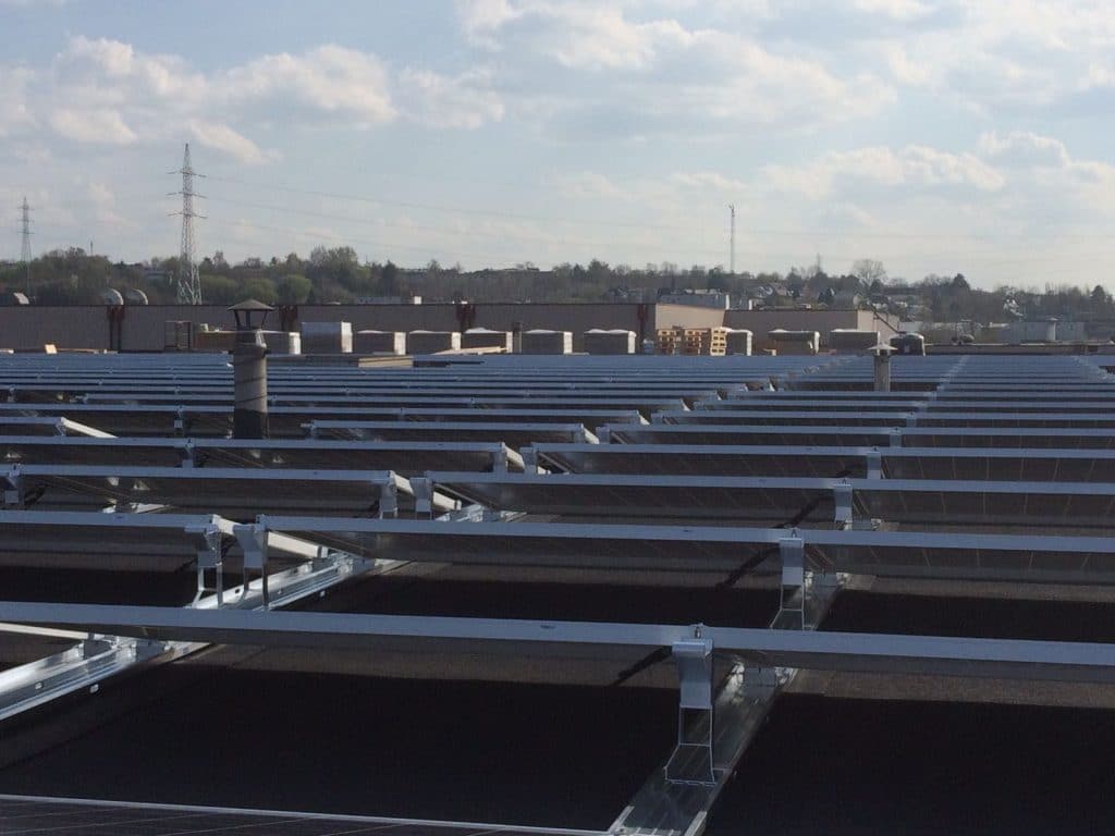 Les panneaux photovoltaïques installés jusqu’au 31 décembre pourraient être exonérés de la taxe prosumer!