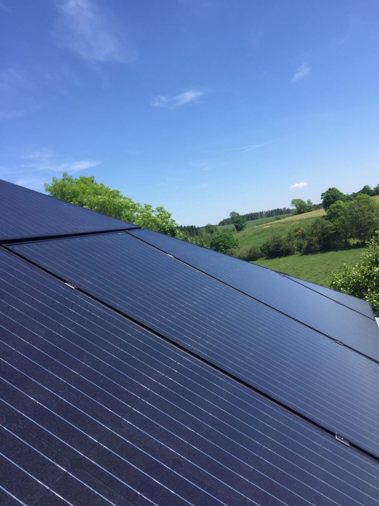 1000 panneaux photovoltaïques placés par Reno⸱energy dans la Commune des Bons Villers