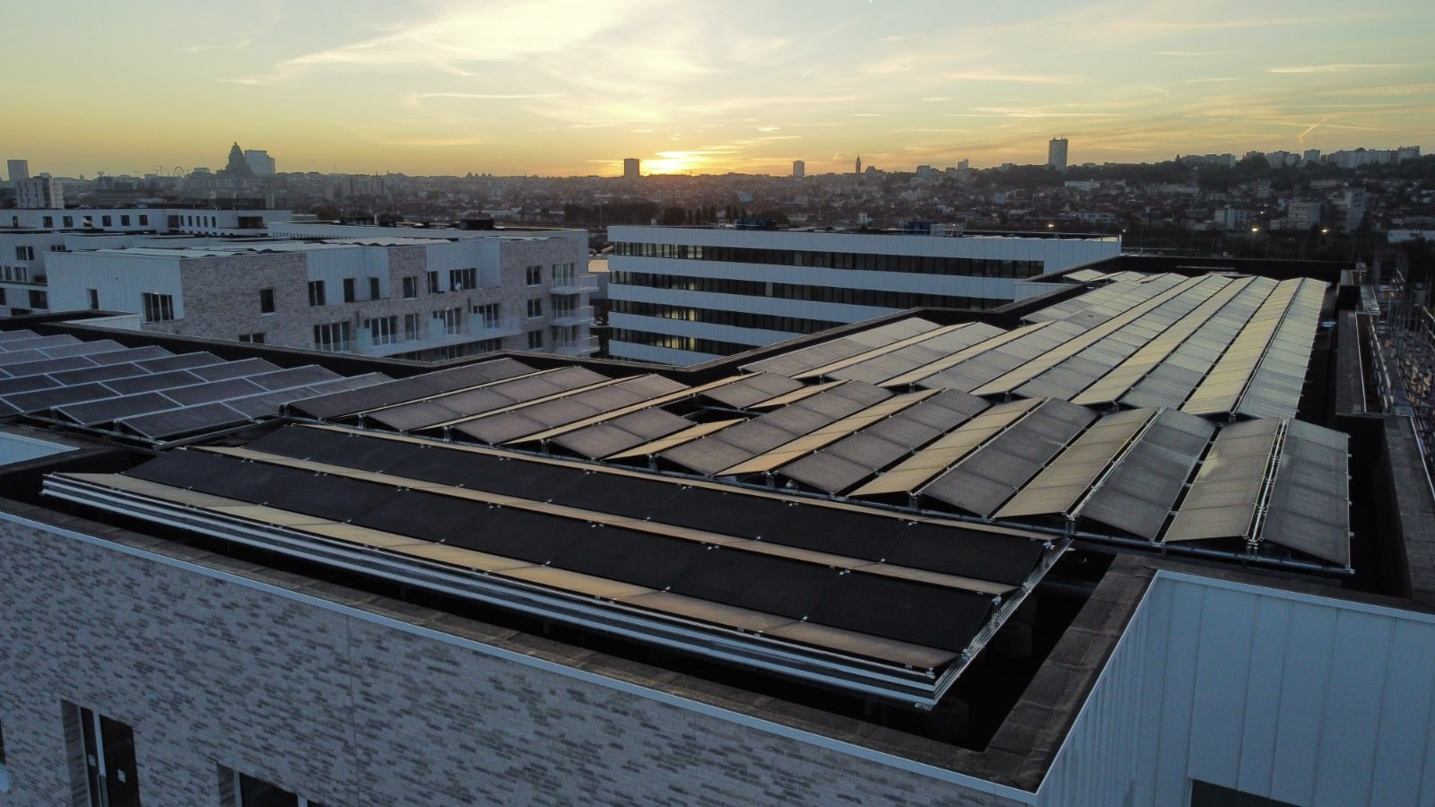 800 panneaux photovoltaïques installés par Reno⸱energy sur le toit de City Dox