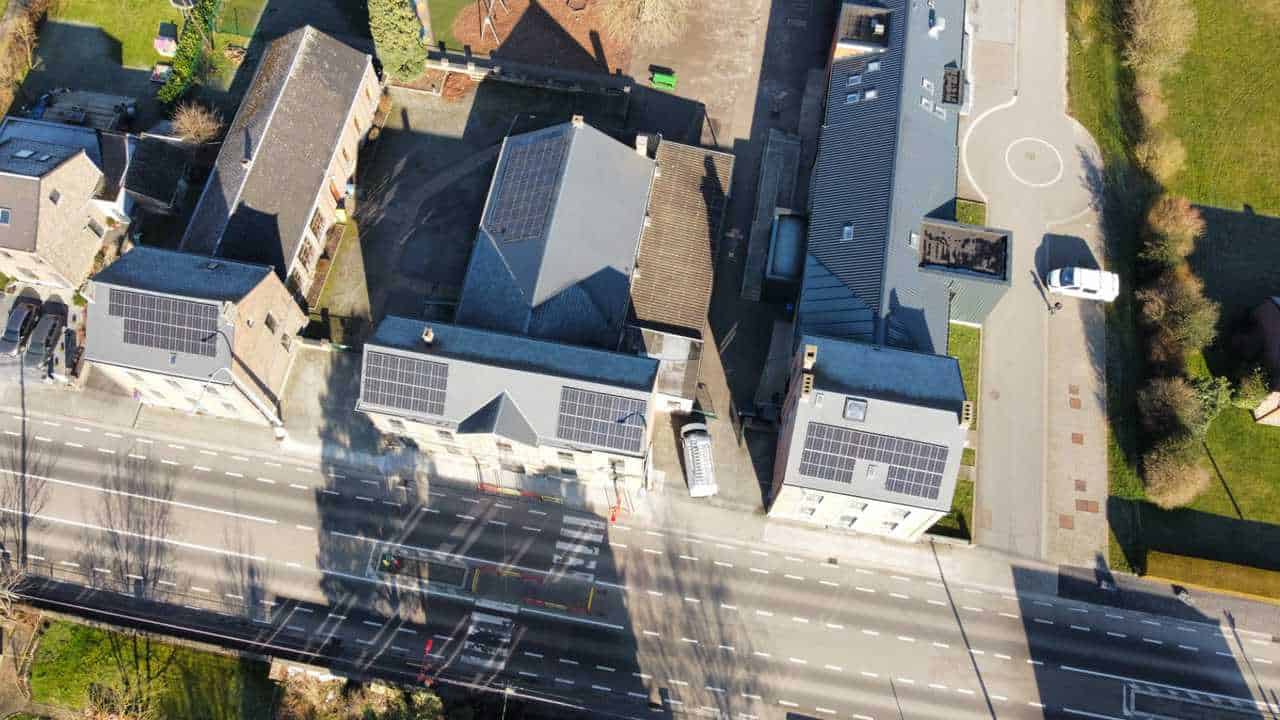 Des panneaux photovoltaïques sur les toits des écoles hutoises, une réalisation signée Reno⸱energy !