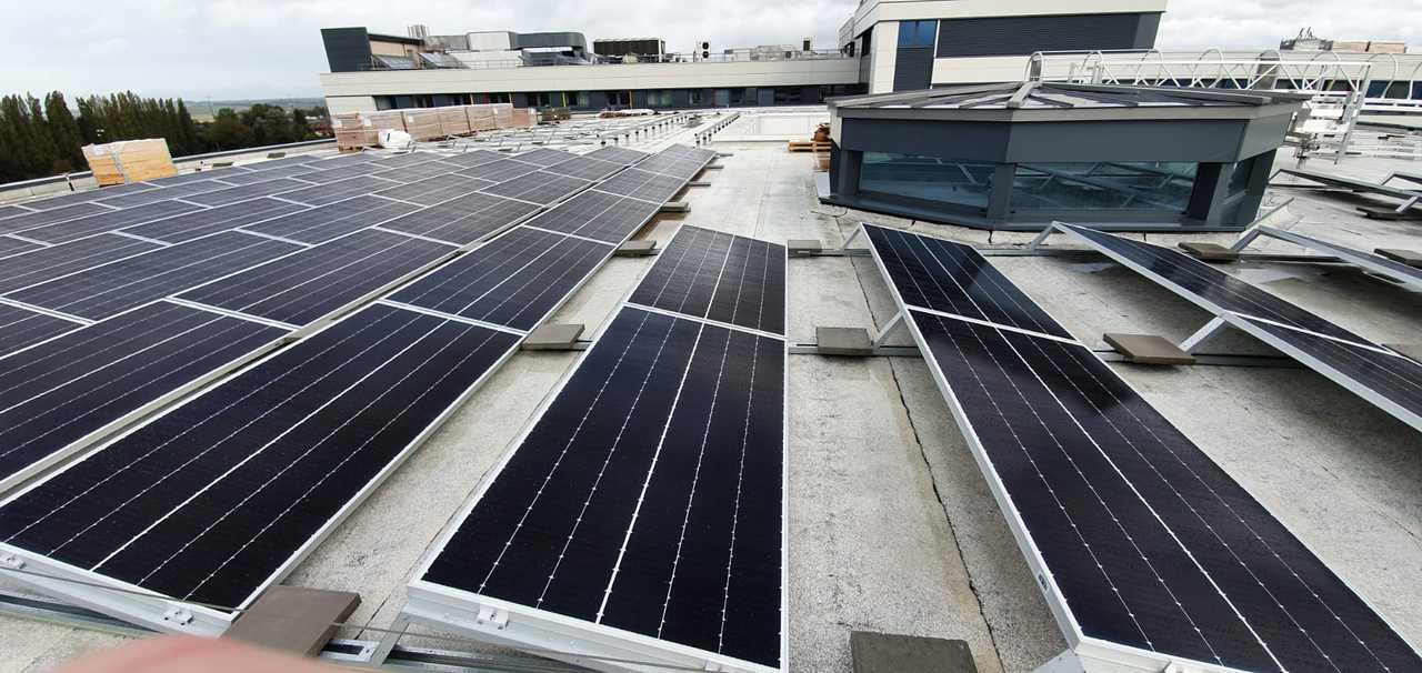 Reno⸱energy place des panneaux sur le toit de la CNDG à Charleroi