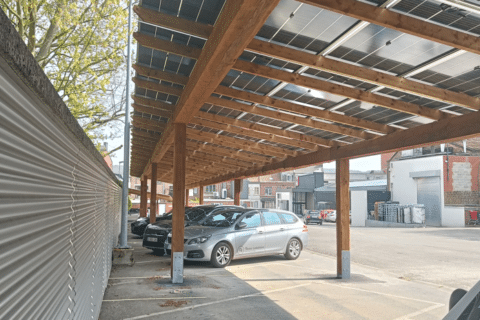 Reno.energy installe 6 bornes de recharge et 168 panneaux sur carport pour l'AD Delhaize de Flemalle