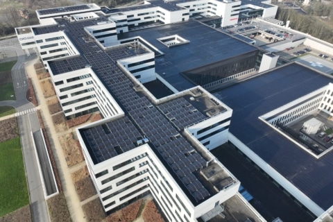 Reno.energy installe des panneaux photovoltaïques sur le toit des entreprises, hôpitaux, écoles et PME