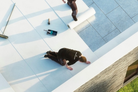 Leadax Roov : Nouveau revêtement blanc, circulaire et durable pour toits plats disponible chez Reno.energy