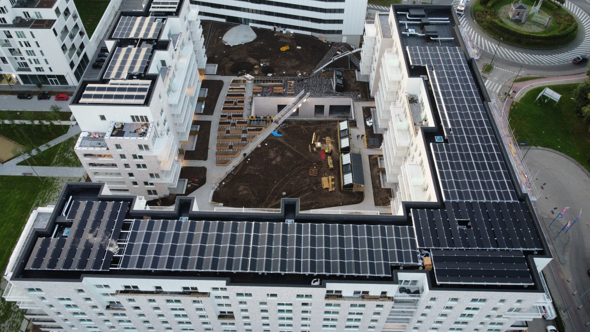 Installation de 803 panneaux photovoltaïques sur les toitures du quartier City Dox à Anderlecht