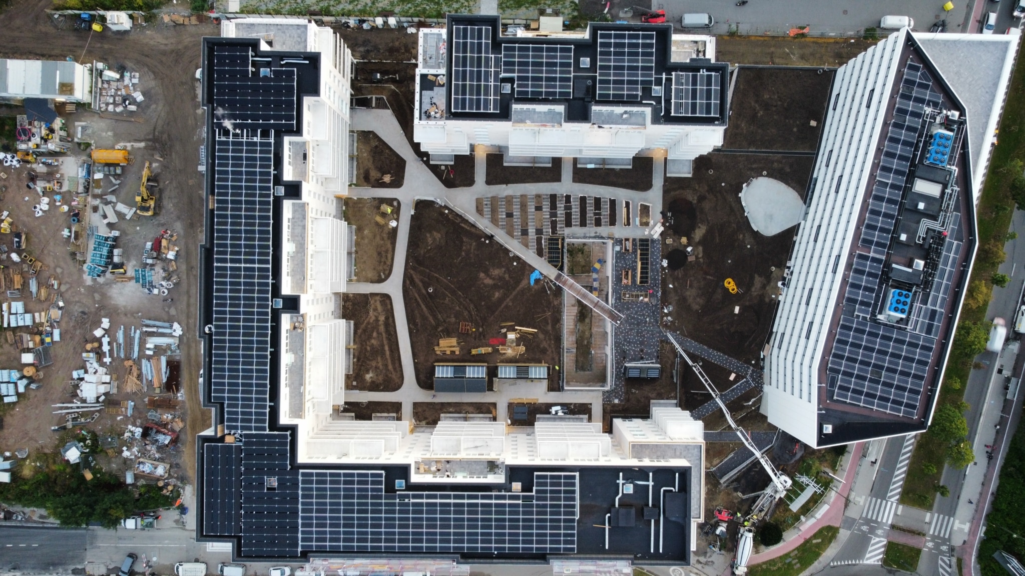 Installation de 803 panneaux photovoltaïques sur les toitures du quartier City Dox à Anderlecht