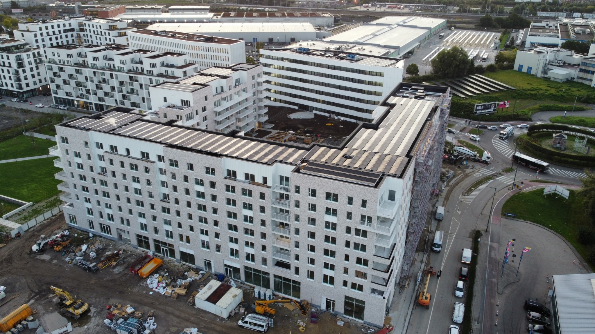 Installation de 803 panneaux photovoltaïques sur les toitures du quartier City Dox à Anderlecht
