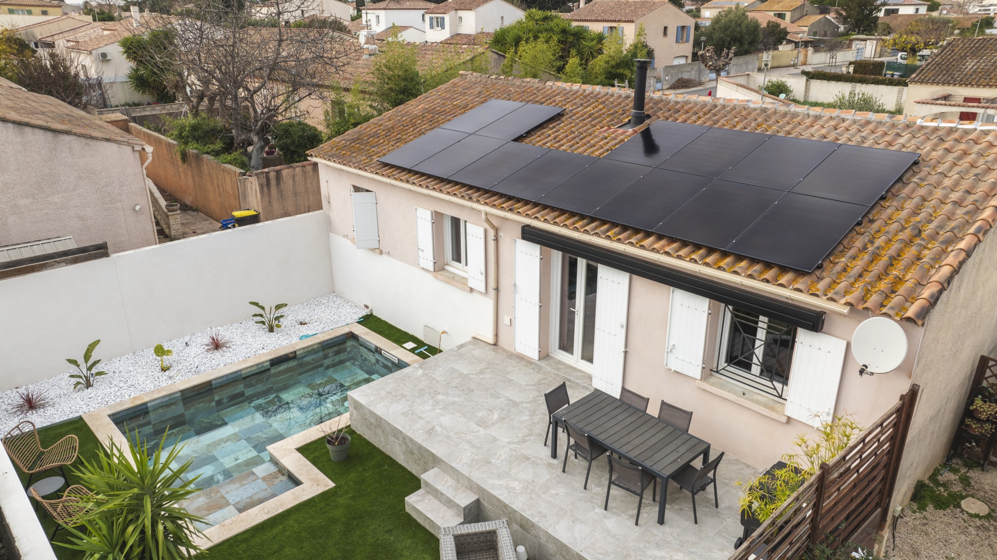 Panneaux solaires sur toiture en tuiles, Gironde